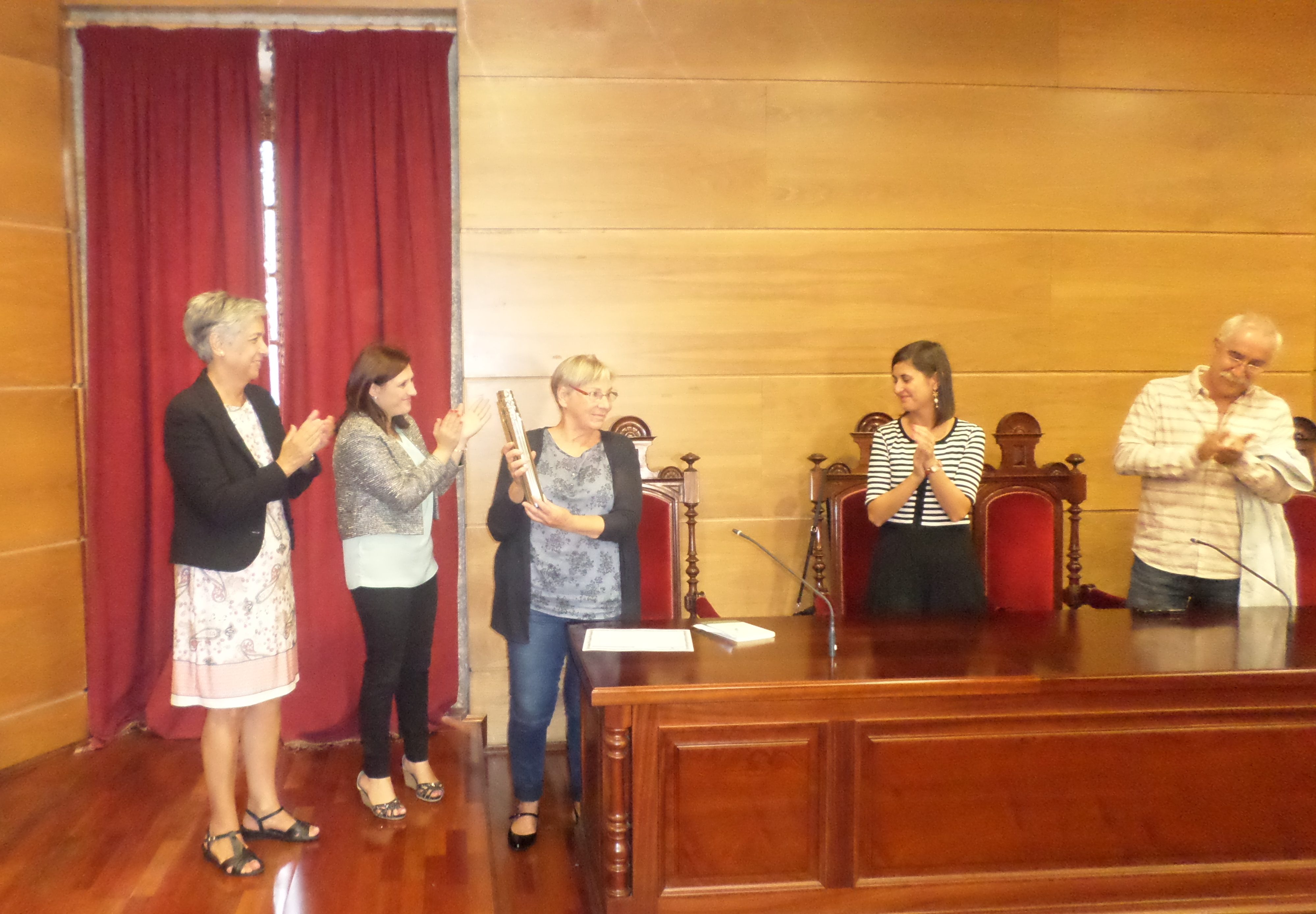 Susi Castro (presidenta da Fundación Plácido Castro), Fátima Abal (alcaldesa de Cambados), a gañadora Marta Dahlgren, Sonia Outón (concelleira de Cultura de Vilagarcía de Arousa) e Xaquín Chaves (autor da peza escultórica que simboliza o premio.